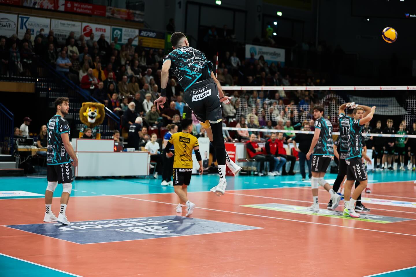 1 The Volley Lovers