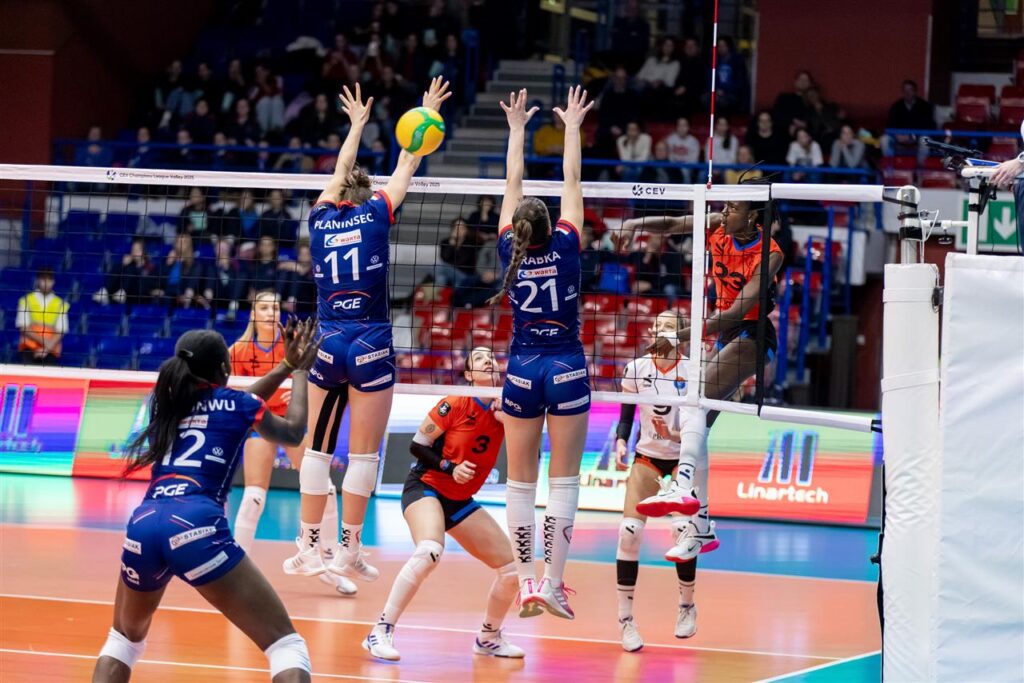 03 The Volley Lovers
