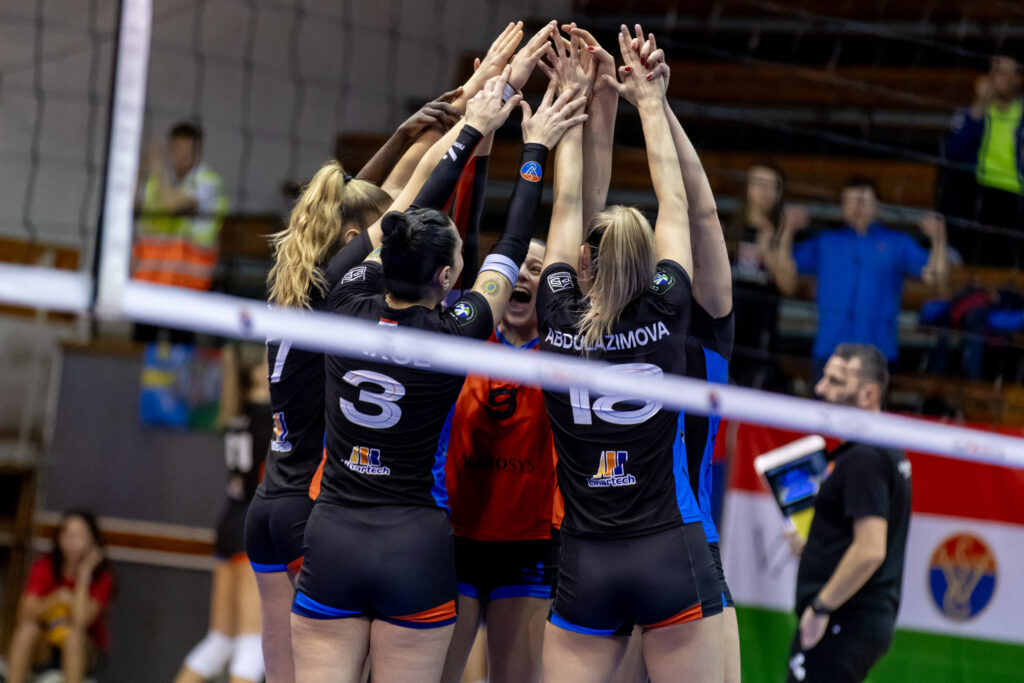 01 The Volley Lovers