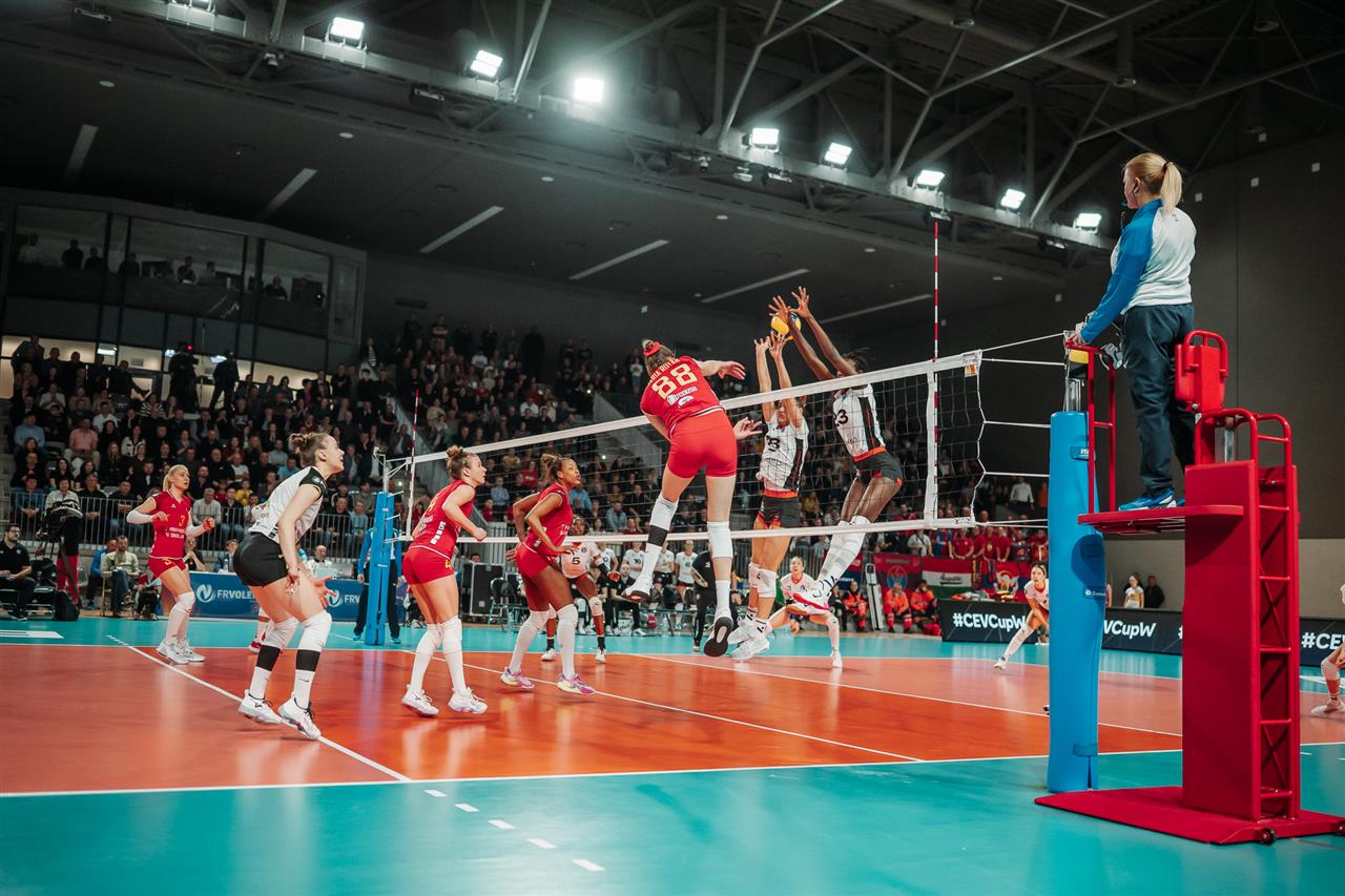 01 The Volley Lovers