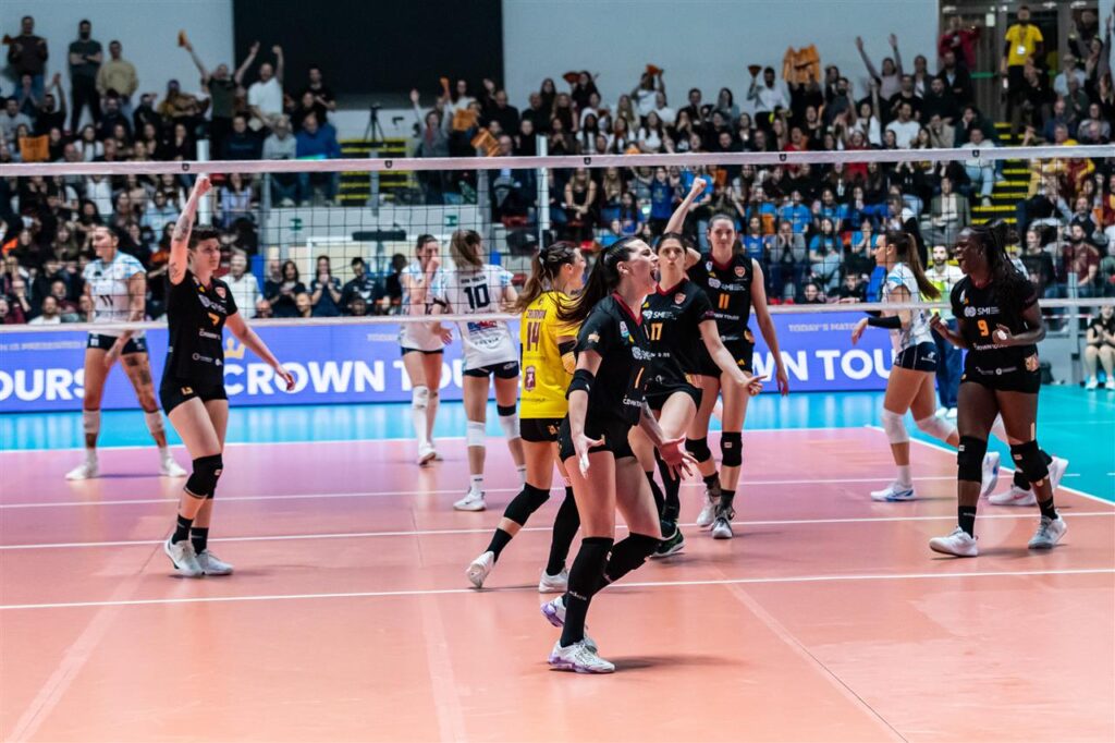 01 The Volley Lovers