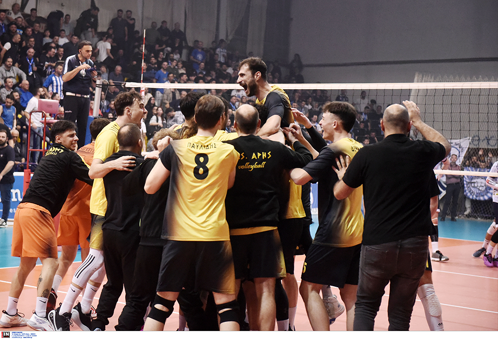 4629716 The Volley Lovers