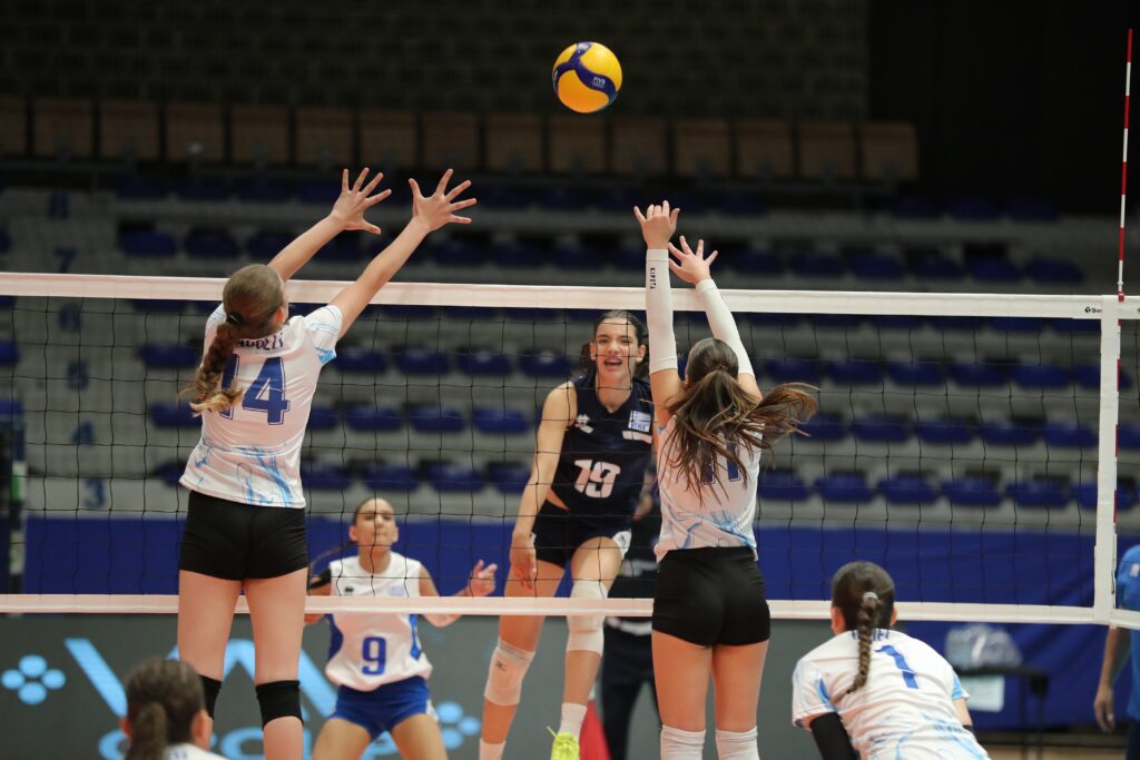 002 The Volley Lovers