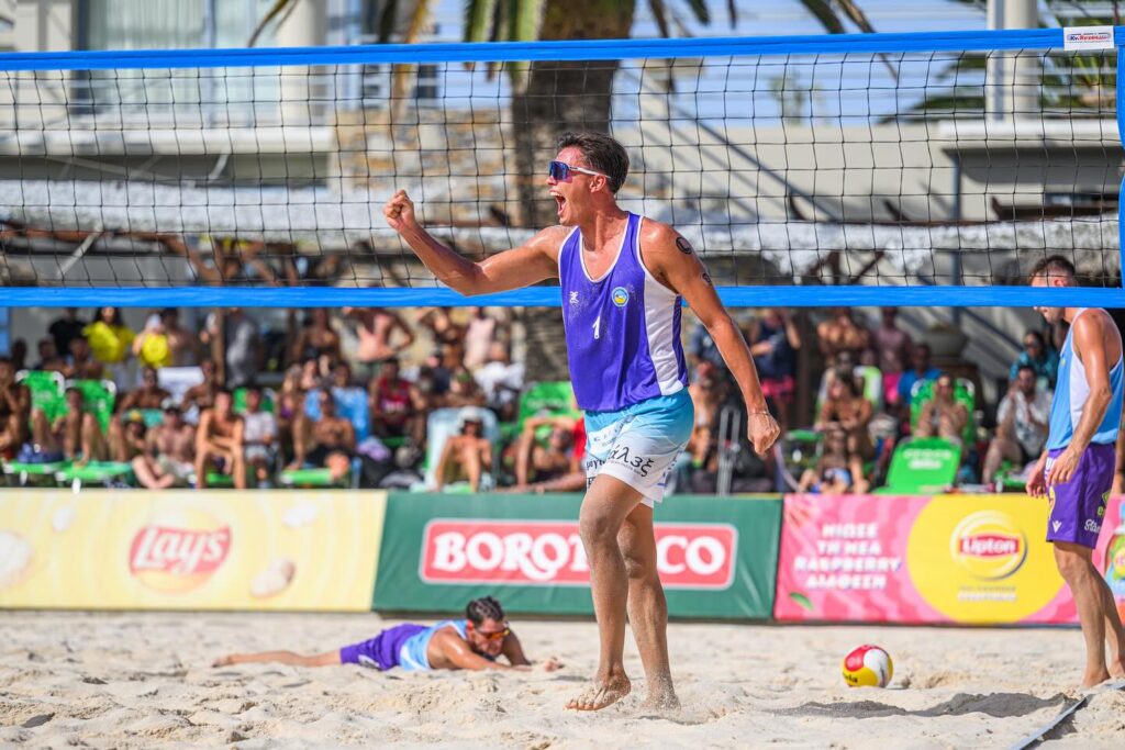03 The Volley Lovers