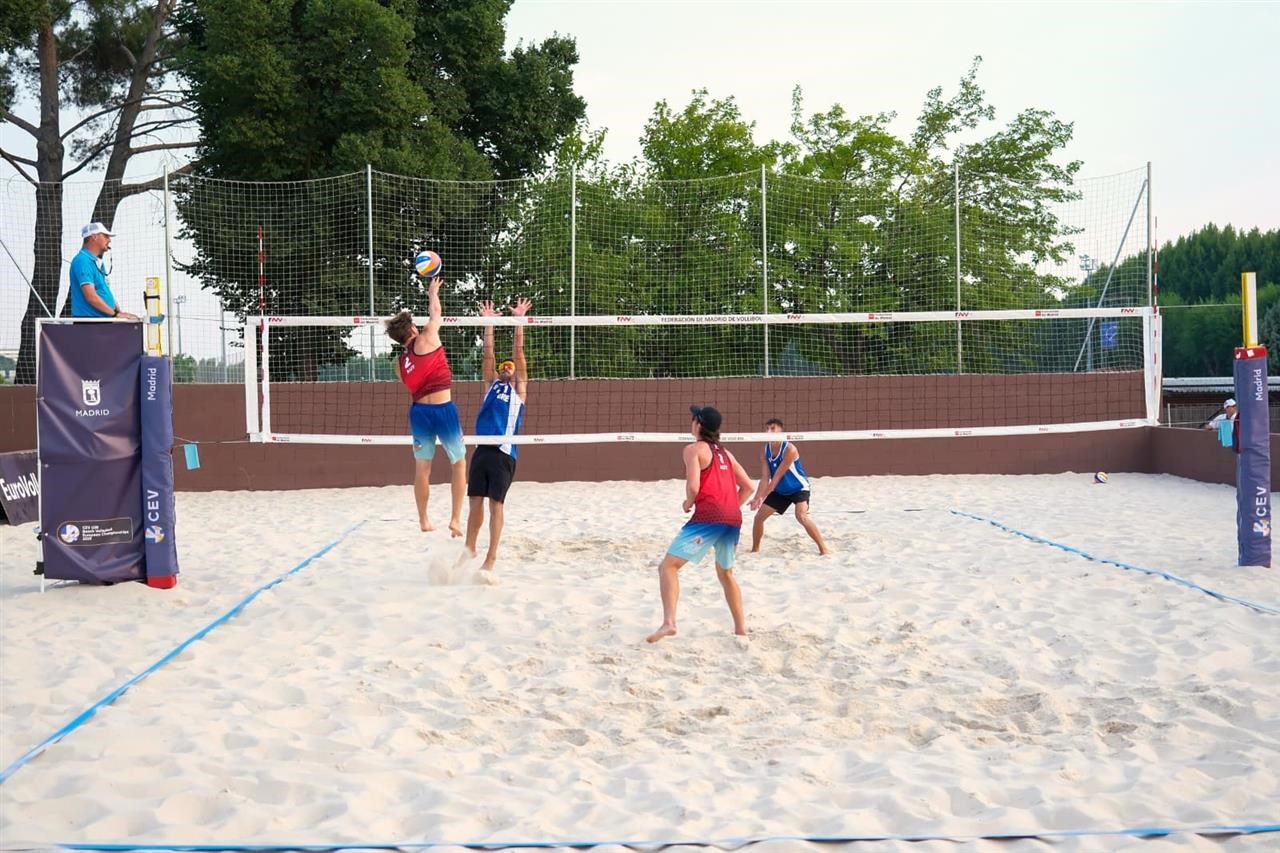 001 The Volley Lovers