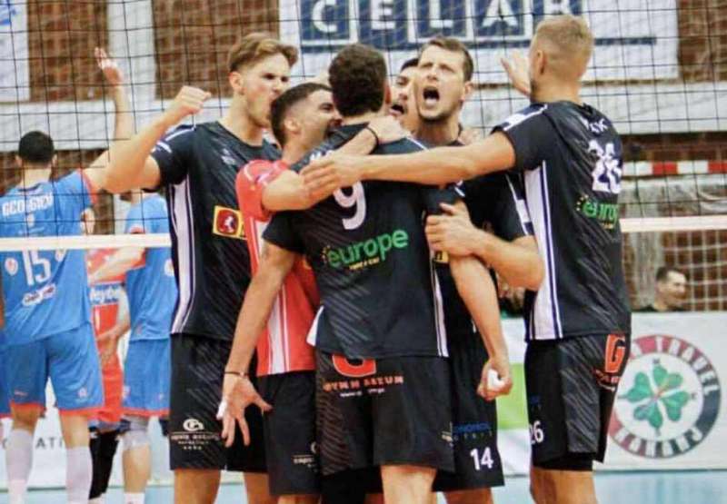 206b2e92566635dd0facb4007a6b2616L The Volley Lovers
