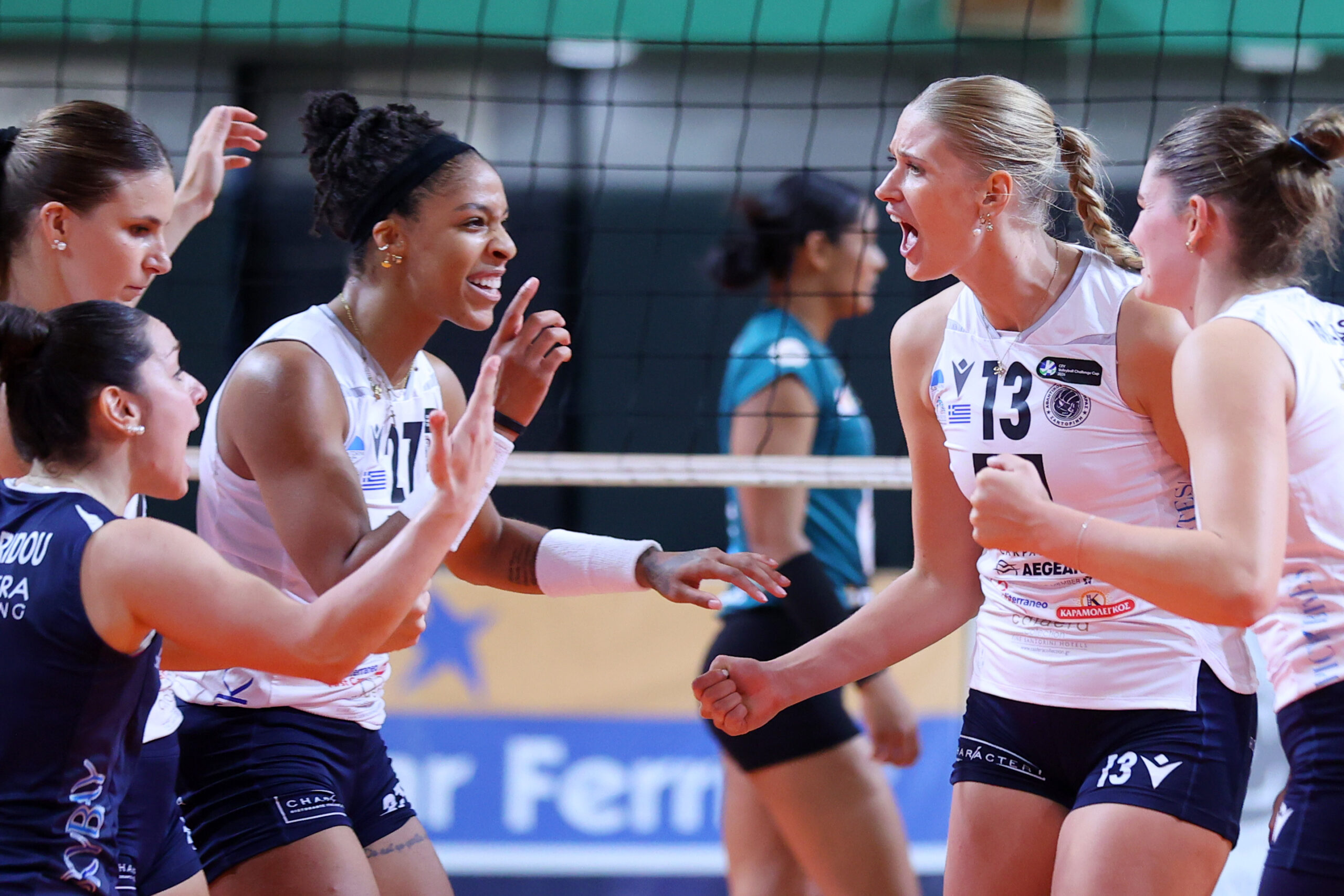 4862949 The Volley Lovers