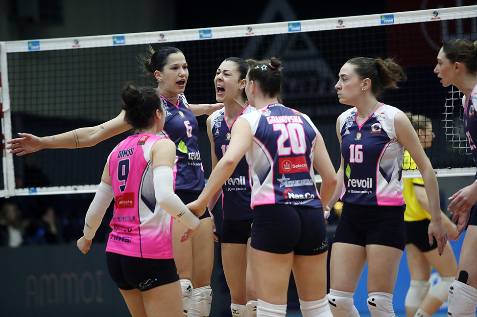 001 The Volley Lovers