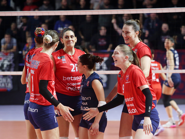 002 The Volley Lovers