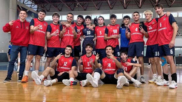 Δελτίο Τύπου 4102026 Τοπικό Πρωτάθλημα Αγοριών Κ18 Εφήβων Α΄ Φαση 1η Αγωνιστική Αποτελέσματα The Volley Lovers Group of young male athletes in red uniforms posing for a team photo in a gym, two rows (front seated, back standing) with a wooden court floor and arena seating behind them.